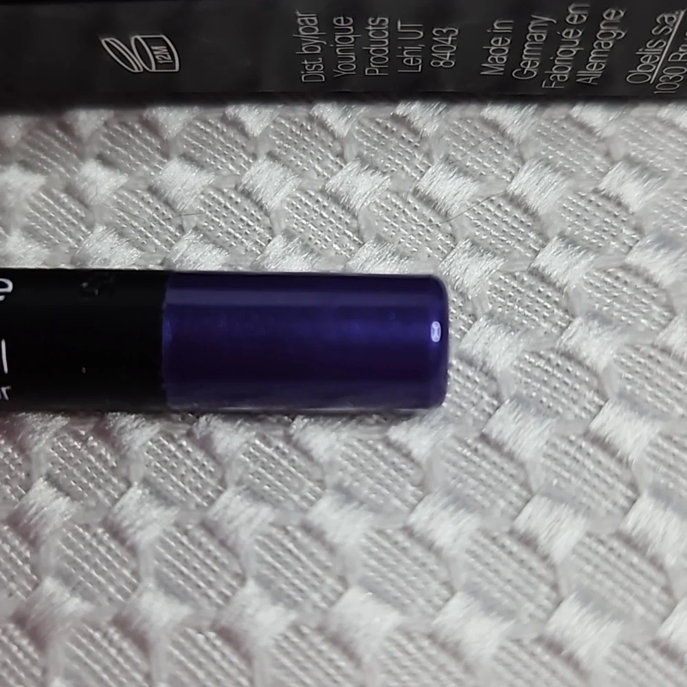 MOODSTRUCK PRECISION PENCIL EYE LINER IN PASSIONATE-A RICH DEEP PURPLE
